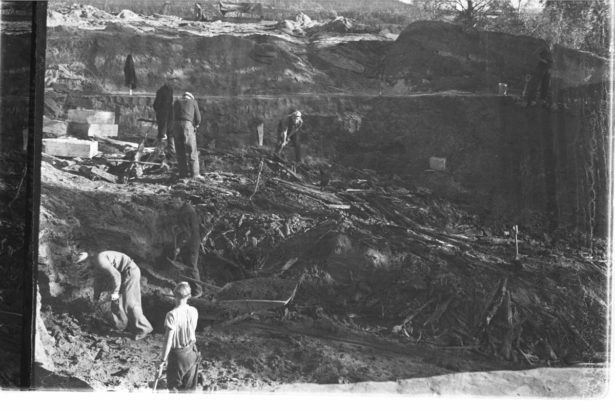 Utgraving av Raknehaugen i Ullensaker, september 1939. Øverste tømmerlag, nå delvis oppbrote.