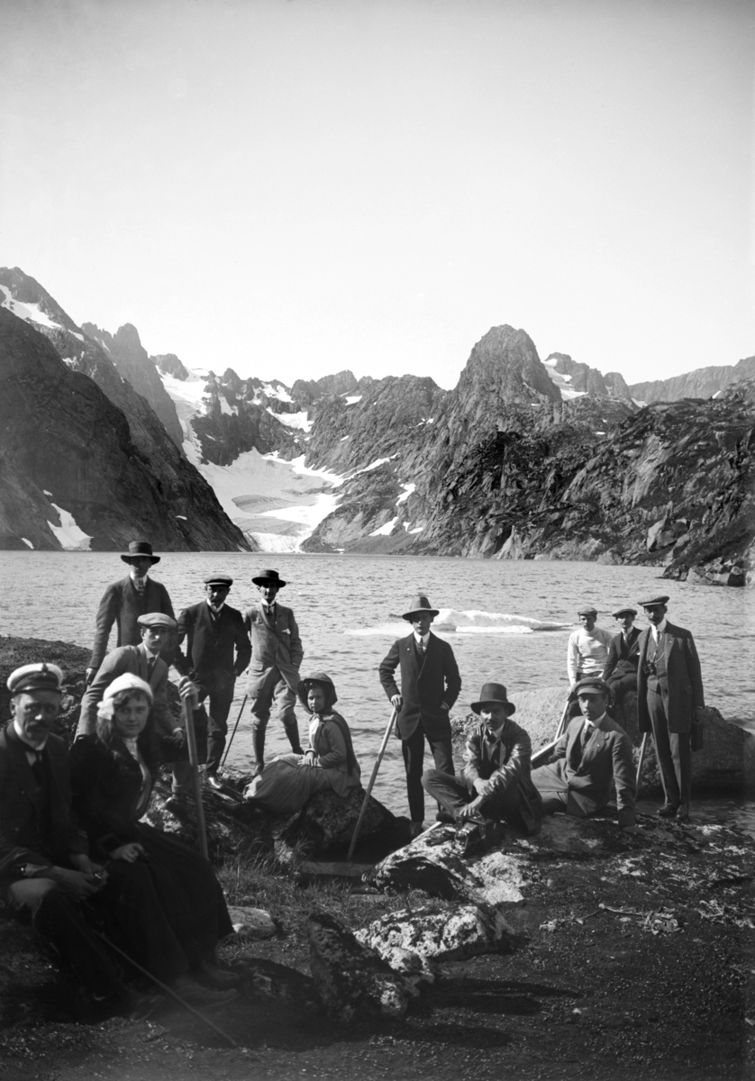 Turister står ved vatnet.
Ved Trollfjordvatnet
Fotografert 1900 Ca.