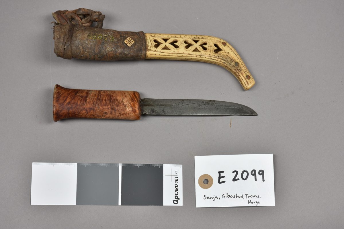 E 2099 Kniv av jern med slire av tre og gevir. Fra Troms, Norge
