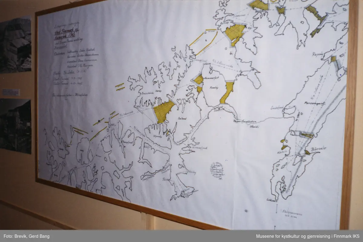 Bildet viser en del av Frigjøringsutstillingen i bystyresalen i Hammerfest som ble vist frem fra 6. juni til 10. august i 1995.
Et element i utstillingen huskes spesielt godt av mange og det er et stort kart over områdene i Vest-Finnmark der minelagte områder er markert i gul.