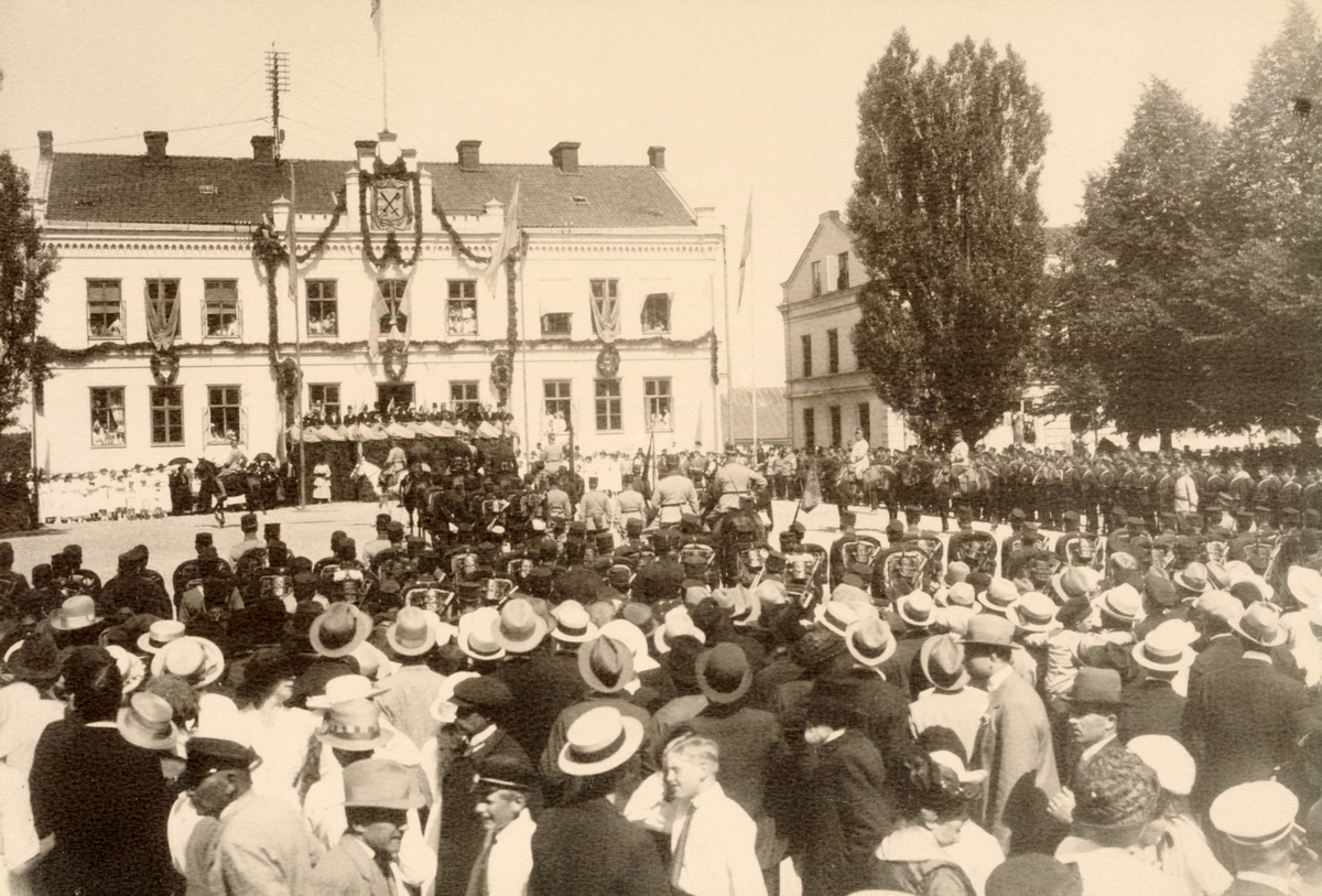 Strängnäs den 3 juli 1921

Regementet uppställt på Stora torget.
Regementschefen lämnar av till stadsfullmäktiges ordförande domprost Otto Norberg.

Två bilder.