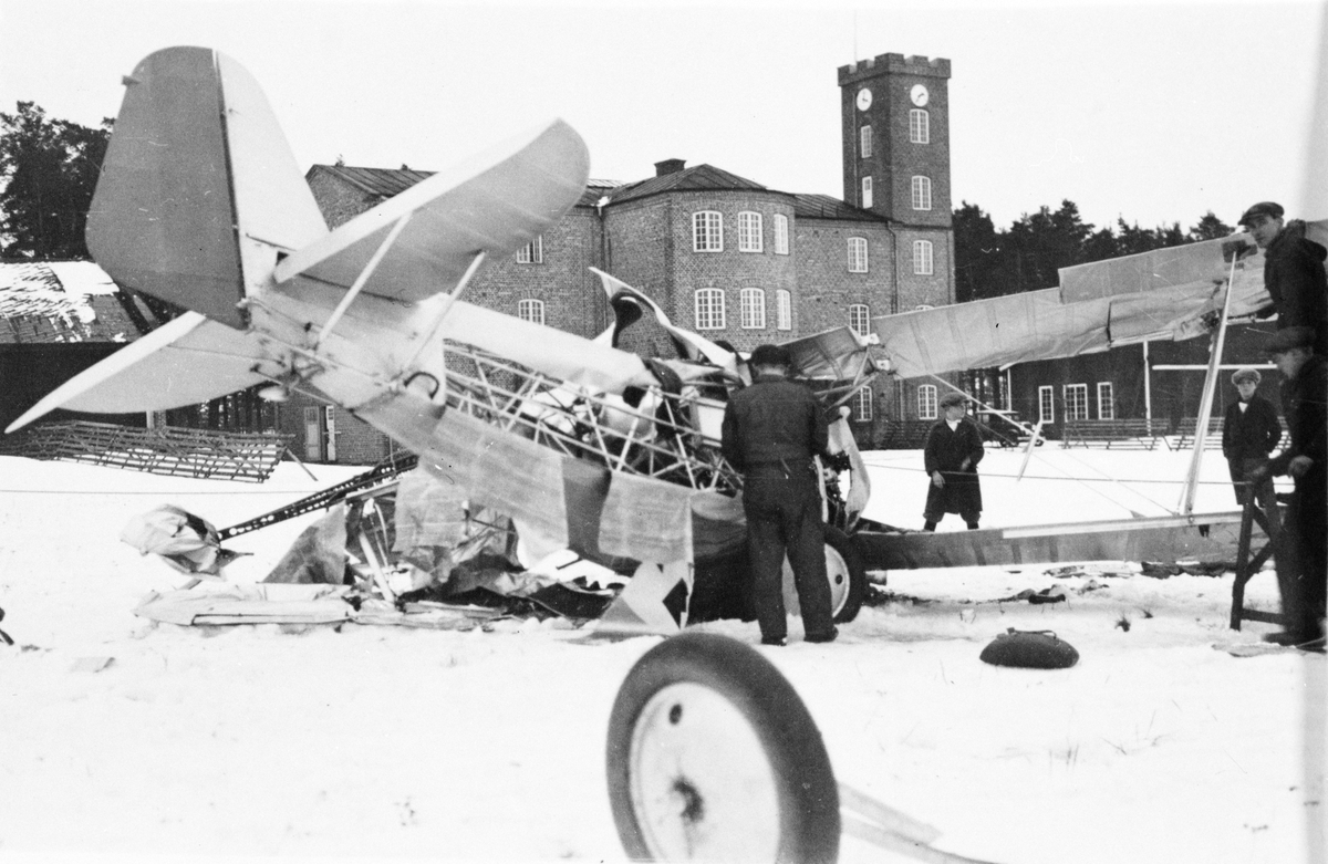 Arbete kring ett havererat flygplan J 6 på Centrala flygverkstäderna Malmslätt, 1931.
Vid Einar Lundborgs haveri vid en provflygning av flygplan Jaktfalken, J 6 nummer 206.