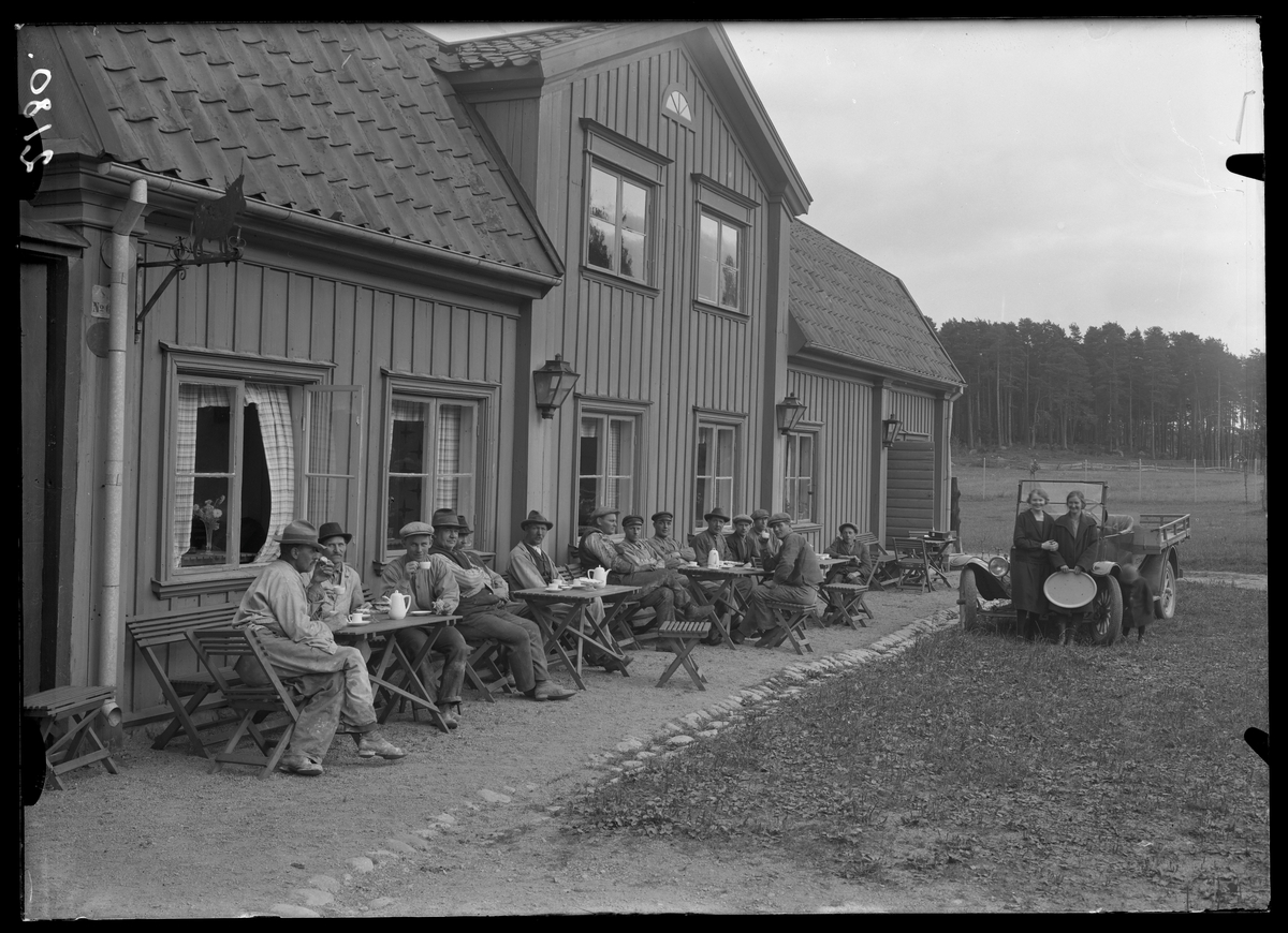 Västerås, Vallby.
Arbetare under kafferast utanför Tenngjutargården på Vallby friluftsmuseum, 1928.