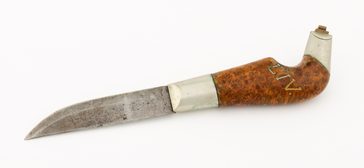 Tollekniv med slire, lagd av knivmakeren Gustav Lutnæs (1897-1975) fra Trysil i Hedmark. Knivbladet er 8,2 centimeter langt, 1,7 centimeter bredt (ved brystningen) og 1,9 millimeter tjukt. Det har 5,5 millimeter brede slipefaser på begge sider. Bladryggen er rett, men en aning avfaset i den fremre enden. Egglinja er konvekst buet i den fremre enden. Knivbladet har ikke smedstempel. Skaftet er laget av et trestykke med spesiell vedstruktur, sannsynligvis fra en utvekst på rot eller stamme. Treet er innsatt med lysebrun beis, som framhever vedstrukturen, og overlakkert med klarlakk. Skaftet har en form som er karakteristisk for Lutnæs og hans elev Koll Granli (1922-2011). Tverrrsnittet er ovalt, tjukkelsen tiltar jevnt fra den fremre enden og et stykke bakover (her cirka 6 centimeter), hvor det ee et buet hakk på skaftets bukside, hvor brukeren fikk godt grep med lillefingeren. Den bakre enden av skaftet er bøyd mot buksida, noe som forutsatte en spesiell teknikk med gjennomføring av en bøyd tange i forlengelsen av bladet. Det er forsterkende nysølvholker i begge ender av skaftet. Den fremre er 2,6 centimeter langt og har skråfaser mot bladets flatsider. Den bakre holken er 2,6 centimeter lang, målt langs bakre ytterkant. I ytterenden av denne holken er det et par rektangulære messingskiver som er klinket mot enden av tangen. Den ene sida av skaftet har et innlegg, jentenavnet «LIV» etter den Lutnæs lagde kniven til.

Slira er sydd av lysebrunt lær med en søm som var skjult når redskapet ble hengt i beltet. Formen er asymmetrisk og gjenspeiler formen på knivbladet, men med en markert sidevendt tupp i den nedre enden, som skulle skjerme knivodden. Den nedre delen av slira er forholdsvis flattrykt og har et mønster - to plogformer sok krysser hverandre, slik at det har oppstått et parallellogram på midten. Den øvre delen av slira er mer «rundoval», en form som er tilpasset skaftets tverrsnitt. Her er det pautet et slags belte med prikkmønster, med en liten vulst over. Rundt sliremunningen er det et 6 millimeter bredt nysølvbeslag. På baksida av denne sliredelen er det pånaglet en lærstropp med to spalter som skulle gjøre det mulig å tre den inn på et belte.