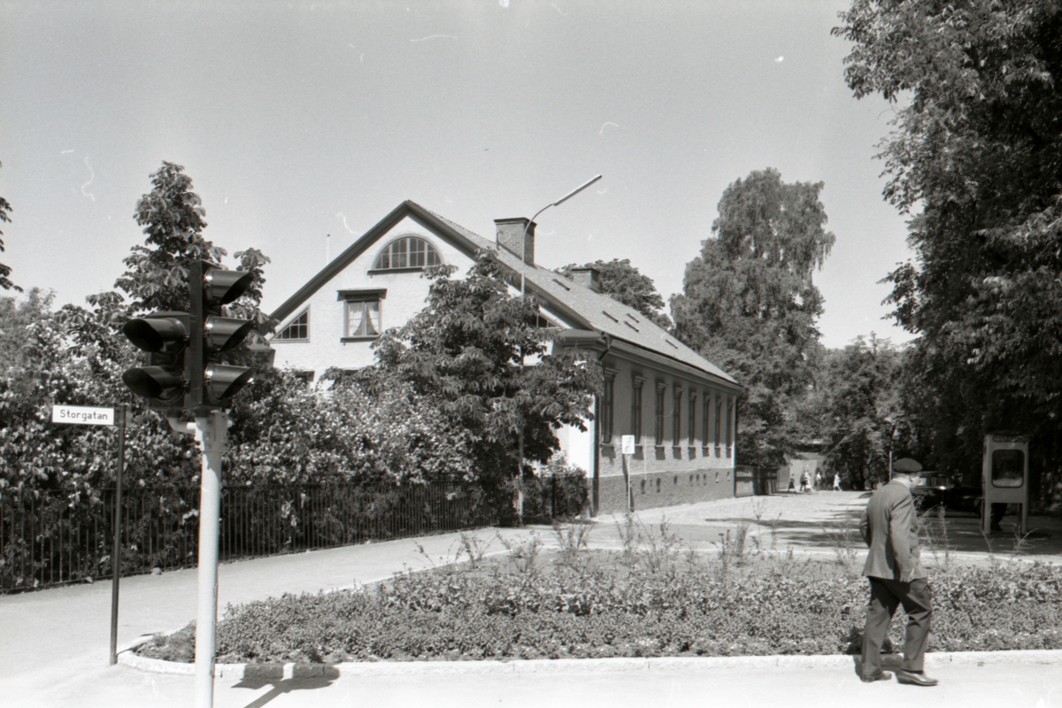 Domprostgården sedd från korsningen Storgatan/Borggårdsgatan. 
Domprostgården flyttades något tiotal meter mot norr för att möjlliggöra Storgatans breddning. Gården blev domprostgård i slutet av 1800-talet och äganderätten skulle överföras från staden till församlingen, detta fullföljdes inte förrän i april 1952. Landskamreraren J O Hertzman uppförde byggnaden i början av 1800-talet. Gården har ägts av olika tjänstemän, mellan 1863-1890 tillhörde gården familjen Lagerfelt på Gismestad. Först 1897 blev den domprostgård och var boställe för stiftets domprostar fram till 1992.