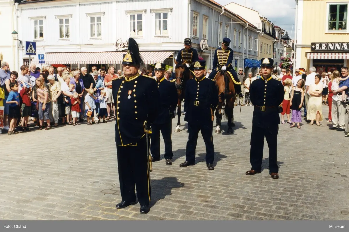 Vaktparad en sommar lördag i Eksjö. Indelta soldater under befäl av major Roland Sandberg (främst med sabel).