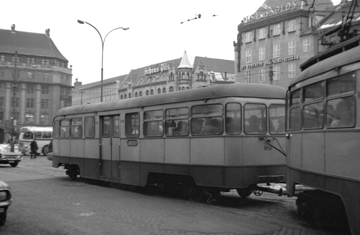 Ekebergbanen, nr. 1051, på Jernbanetorget. Nr. 1051 ble bygd om med bare en dobbell skyvedør, bedre isolasjon duggfrie vinduer.