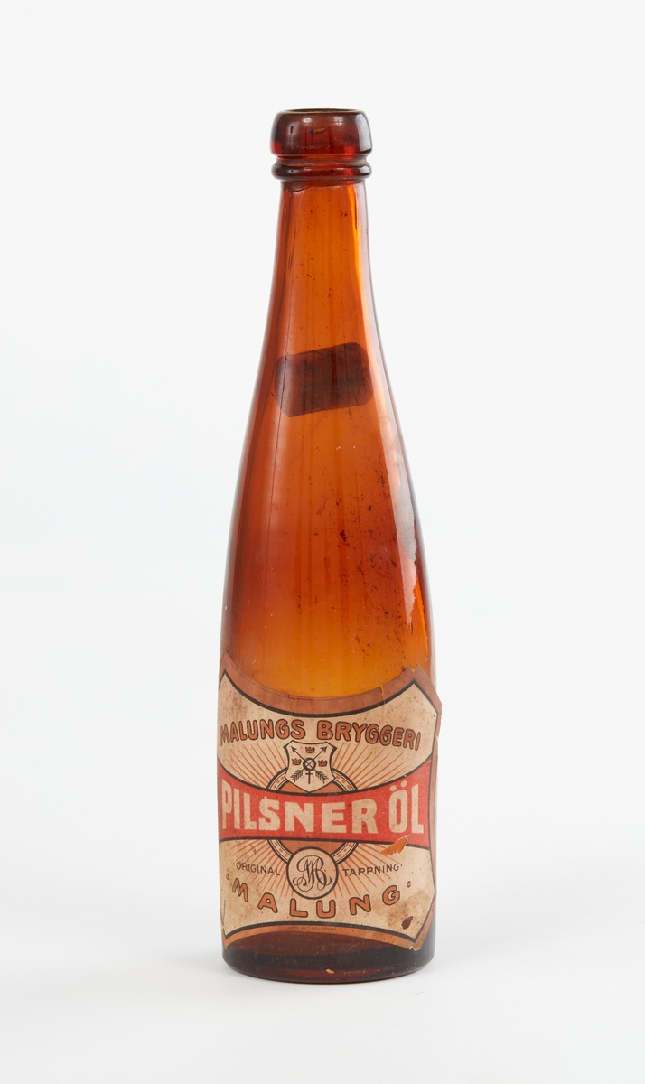Fyra st glasflaskor, 3 bruna, 1 grön. Etiketter: "Malungs Bryggeri, Pilsner Öl, Original Tappning, Malung".
Något skadade i mynningskanterna.