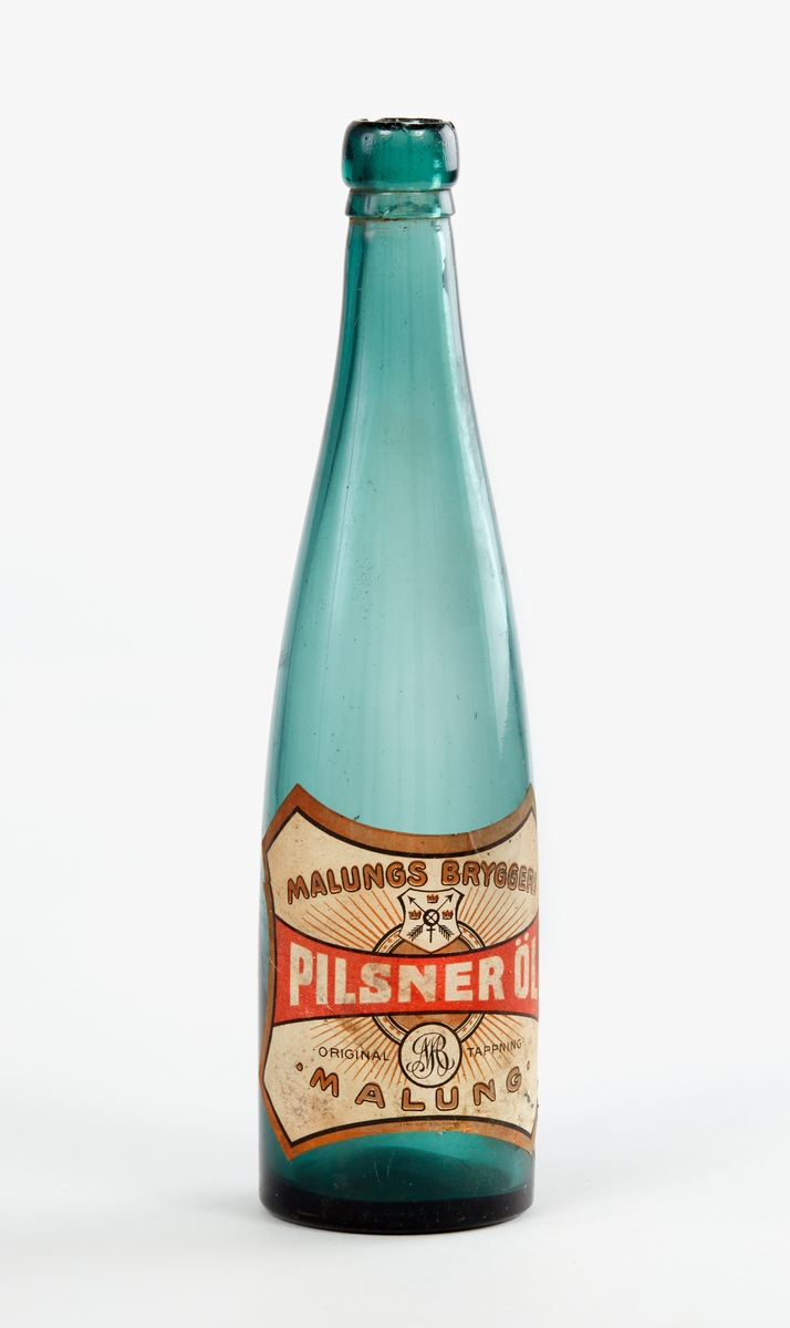 Fyra st glasflaskor, 3 bruna, 1 grön. Etiketter: "Malungs Bryggeri, Pilsner Öl, Original Tappning, Malung".
Något skadade i mynningskanterna.