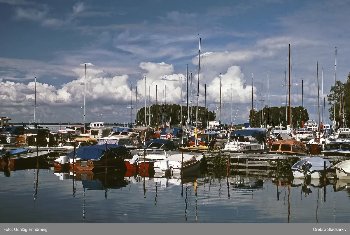 Södra Hjälmarens båtklubb i hamnen i Hampetorp, 1987 - Örebro ...