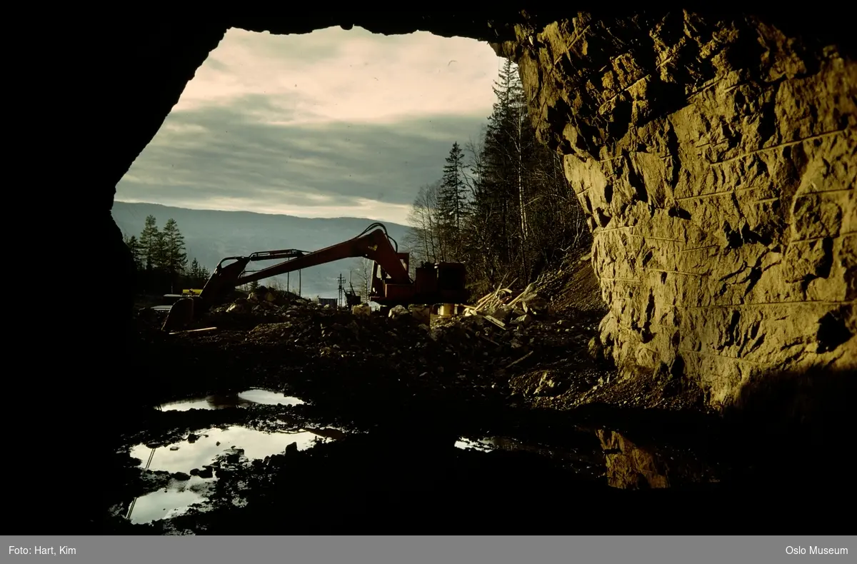 Sønsterudtunnelen, tunnelåpning, gravemaskin, utsikt, skog