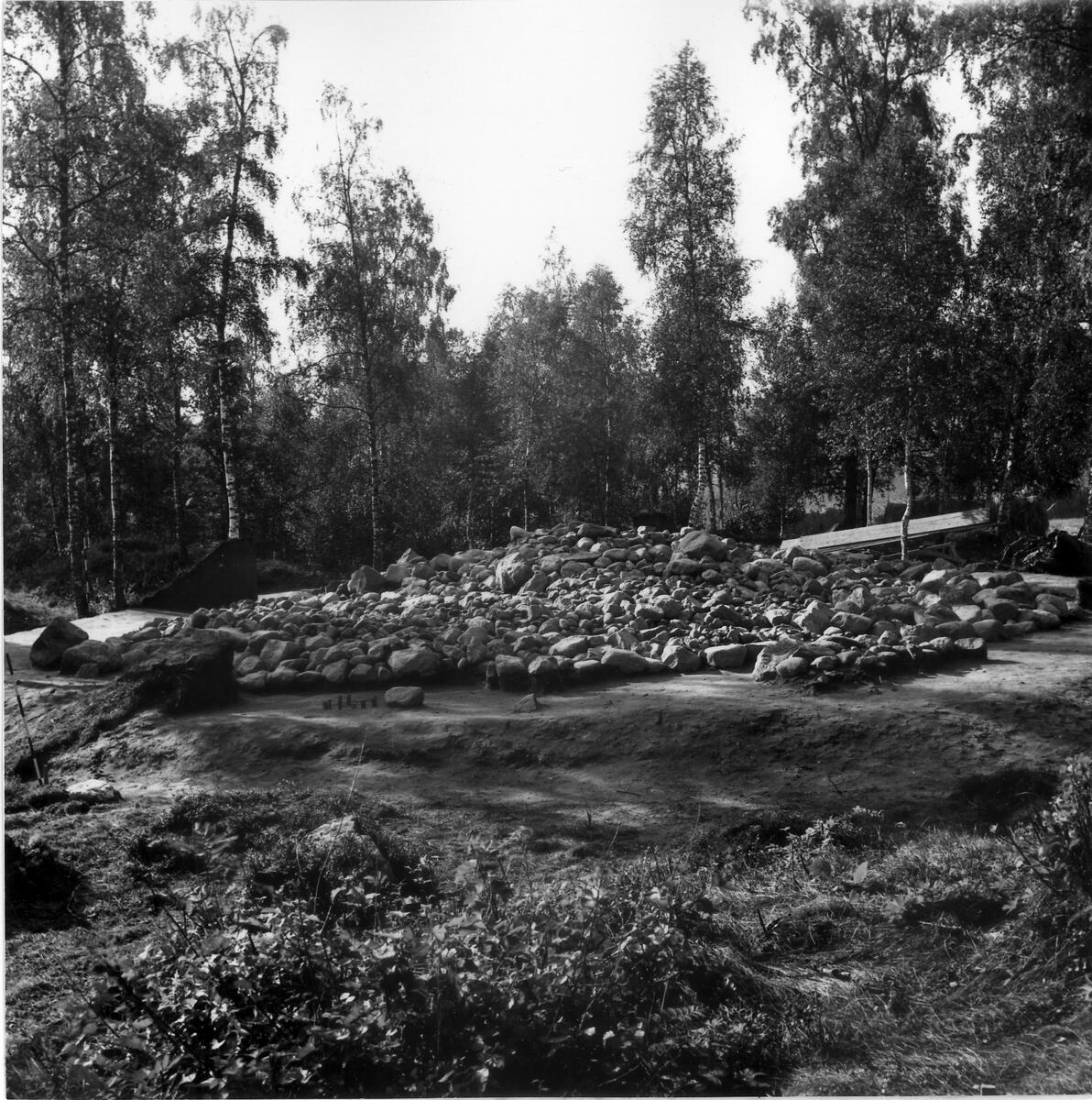 Gravfältet i Holm, hög nr 2. Rösets kontur från O.