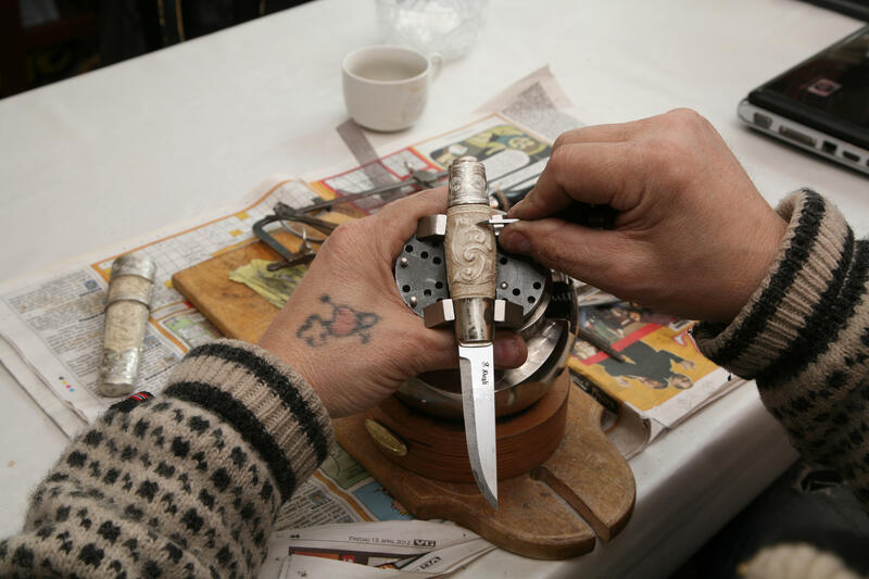 Jonny Borge engraving a knife, 2012.
