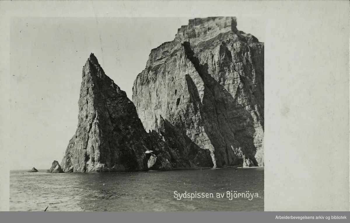 Postkort med motiv "Sydspissen av Björnöya". Svalbard. Arbeidermagasinet. Udatert