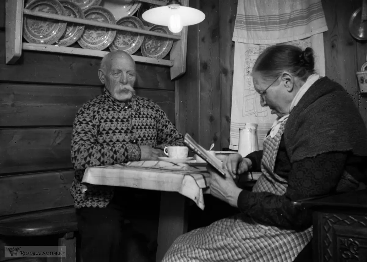 Sara og Peder Haukebø på kjøkkenet sitt på Bjørset.."Peder og Sara"."Film fra Bjordal"