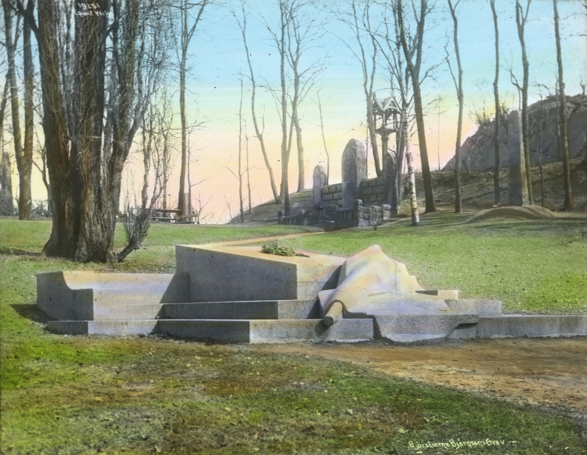 Håndkolorert dias. Forfatteren Bjørnstjerne Bjørnsons grav på Vår Frelsers gravlund i Oslo fotografert i 1912.