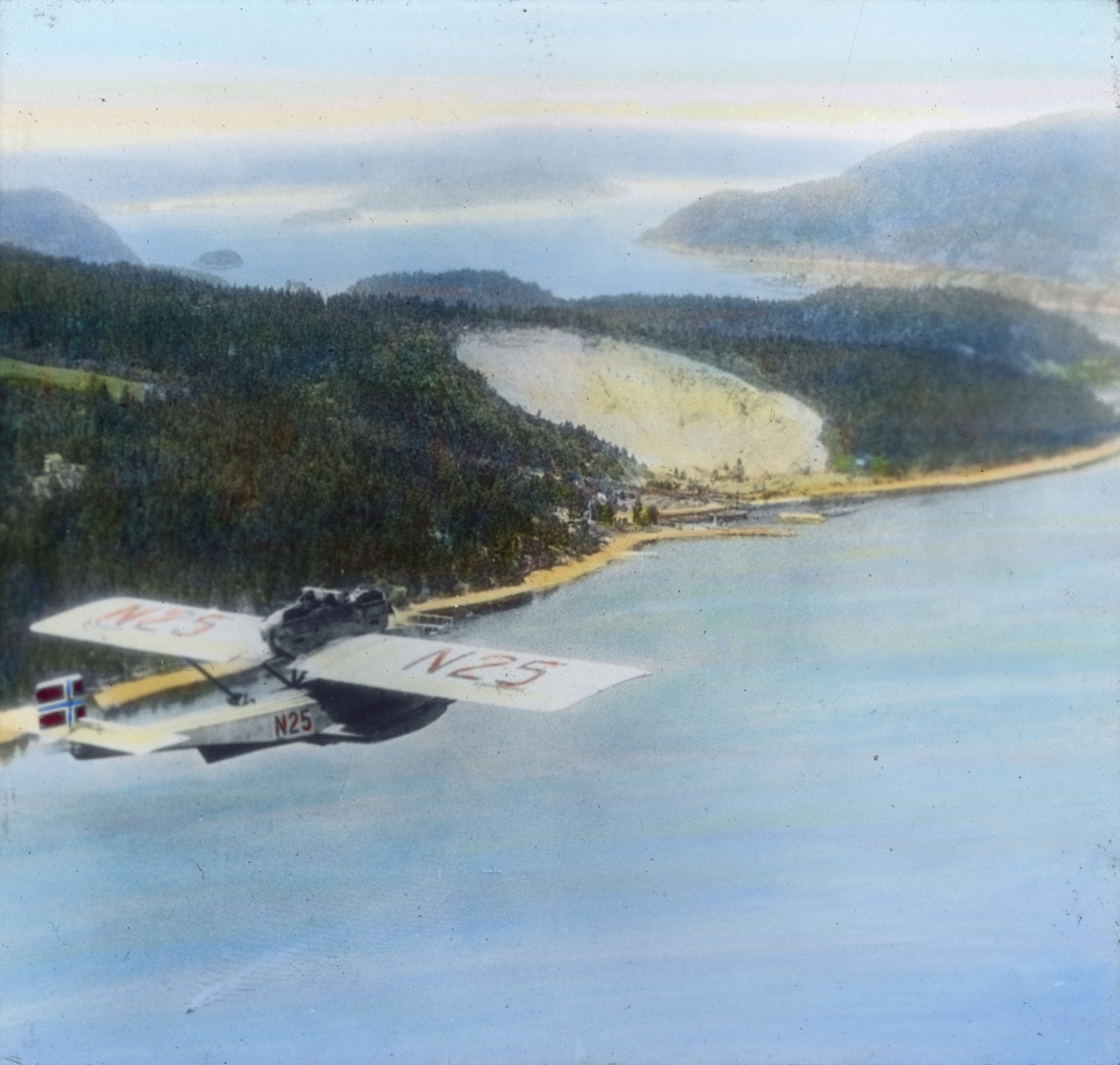 Håndkolorert dias. Dornier Wal-flyet N25 over Oslofjorden.