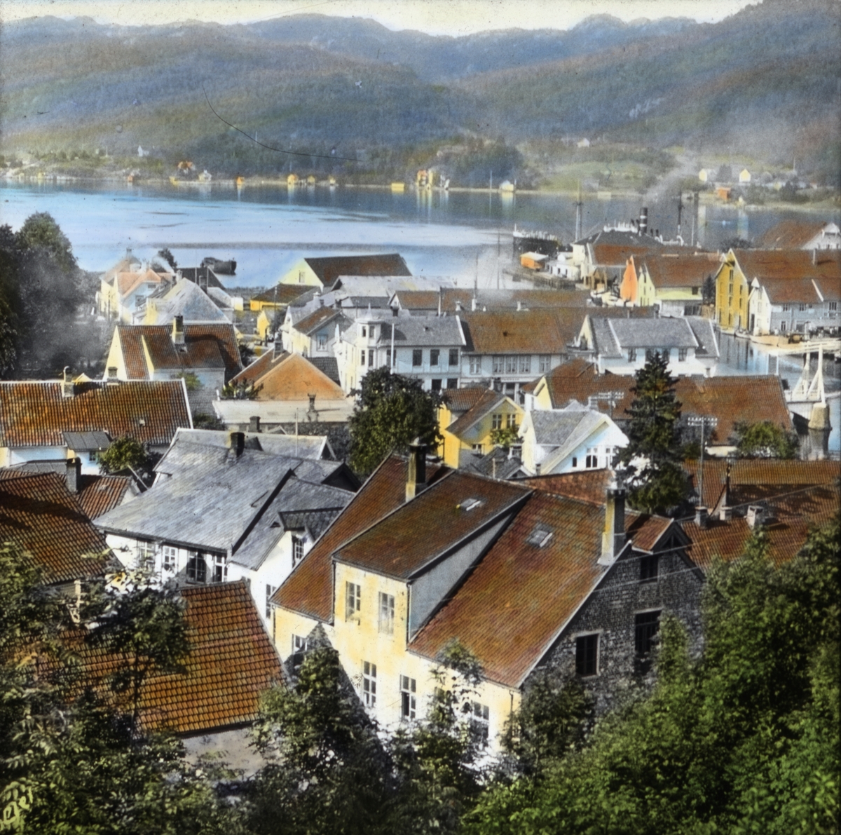 Håndkolorert dias. Utsyn over Flekkefjord by.