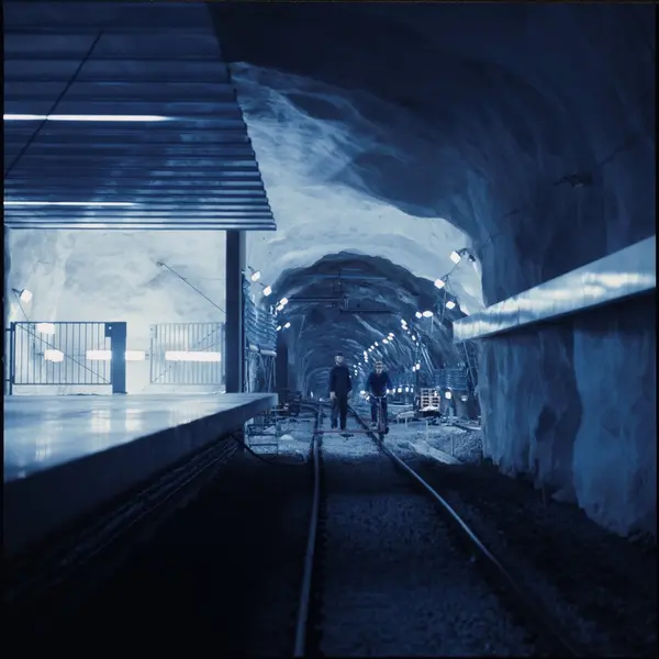 Tunnelbanestation I Mörby. Två Arbetare På Spåren. - Nordiska Museet ...