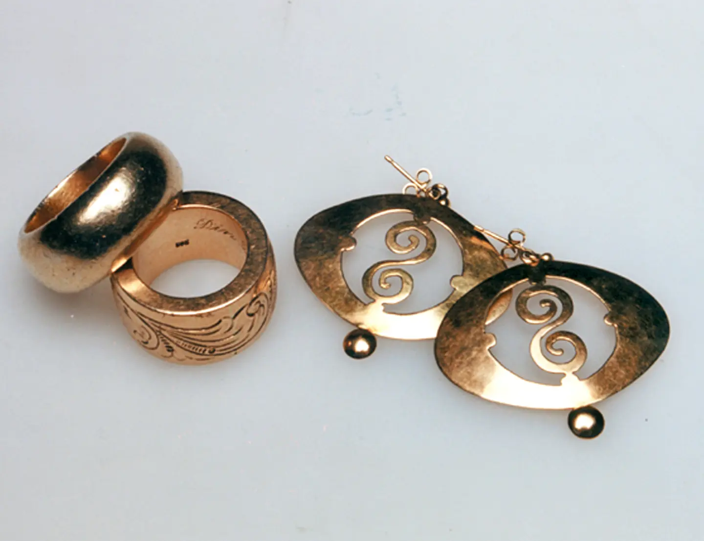 Wedding rings, man's pledge ring and woman's solder ring, and ear ornaments in gold.