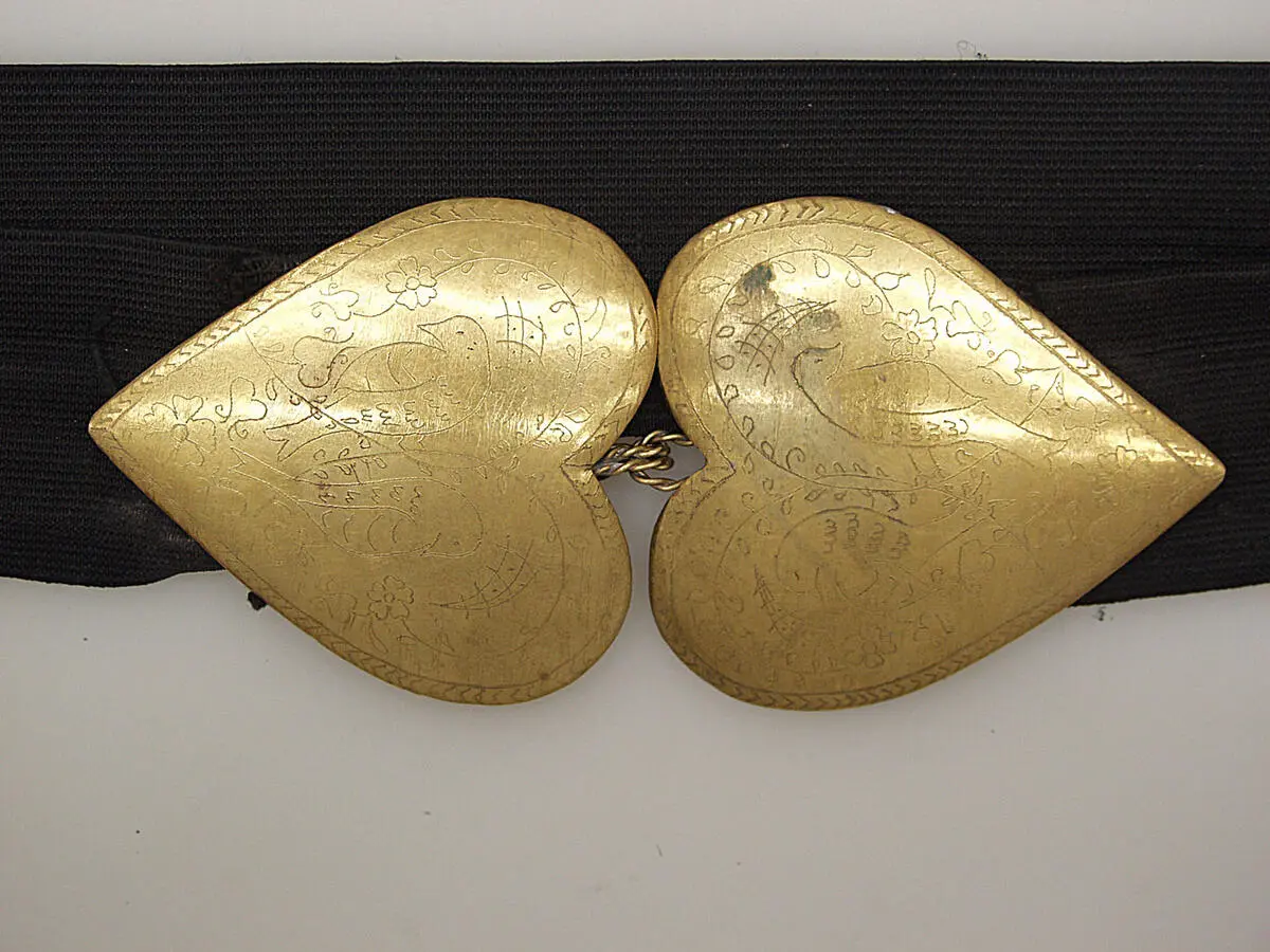 Heartshaped belt buckle in brass, with engraving.