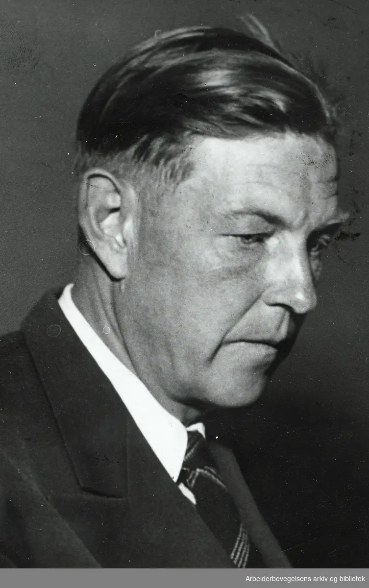 Egil Reichborn-Kjennerud (1903-1974). Høyesterettsadvokat og idrettsleder. Norgesmester i temposykling 1925. Frontkjemper og medlem av NS. Arbeidermagasinet/Magasinet for Alle