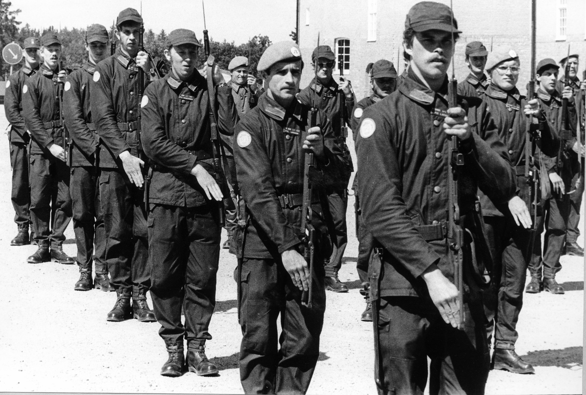 Besök av riksdagens revisorer 1974-06-14

Bild 1 Här har gruppen stannat till på kaserngården för att få en kort inblick i FN-bat 54M utbildning.

Bild 2 På kaserngården pågår utbildning av FN-bataljon 54M före avfärd till Sinai.