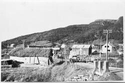 Bebyggelse på Moa i Grovfjord. Til venstre det gamle naustet