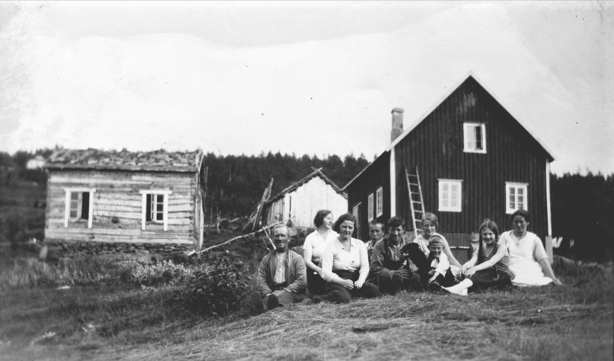 Gruppebilde tatt på gårdstunet til gården Annamo i Grovfjord.