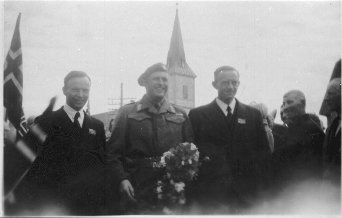 Daværende kronprins Olav besøker Evenskjer 24. juli 1945.