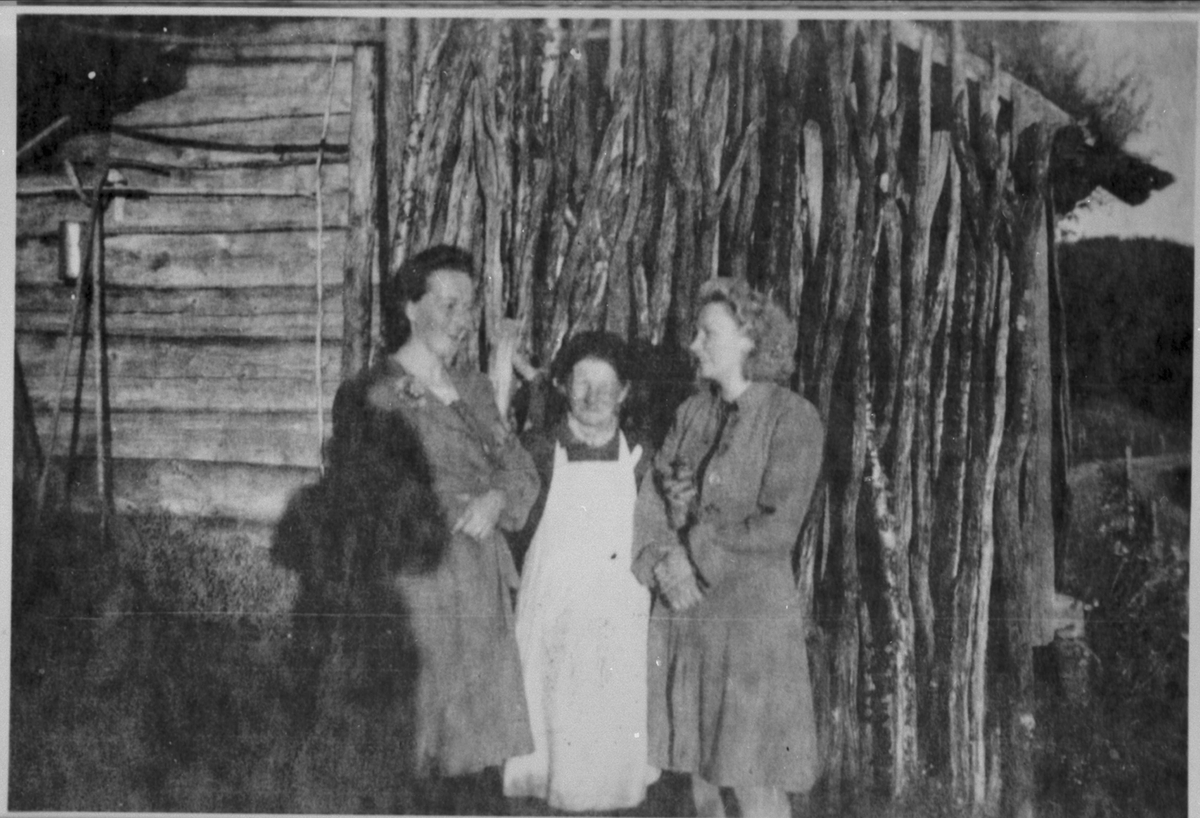 Tre kvinner stående foran huset til Karen Minde på Minde i Grovfjord.