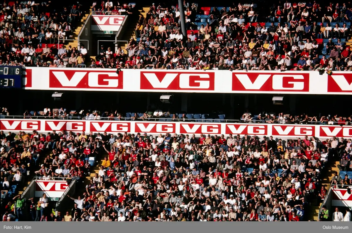 Ullevaal Stadion, tribune, publikum, VG-reklame, EM-kvalifikasjonskamp mellom Norge og Albania