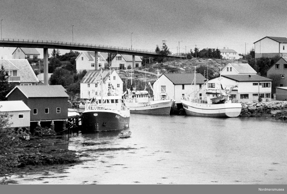 Fiskebåter, Sveggsundet. Bru. Bildet er fra avisa Tidens Krav sitt arkiv i tidsrommet 1970-1994. Nå i Nordmøre museums fotosamling.