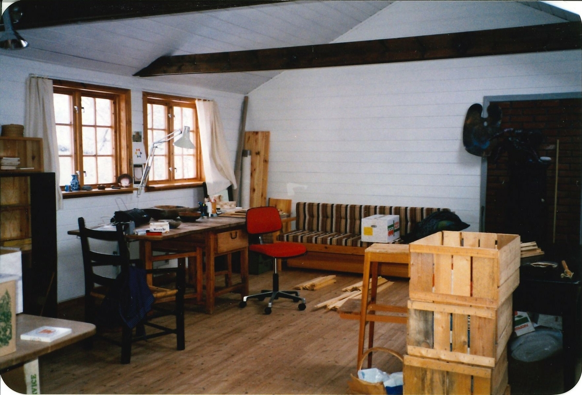 Fotografi av stova i Olav H. Hauge sin heim på Rossvoll. Gåve frå Bodil Cappelen 2012. Biletet er i Haugesenterets eige. 