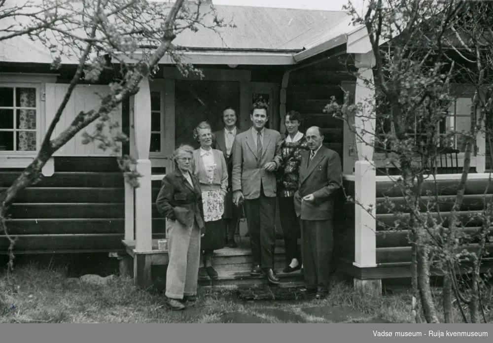 Hytta Trollstua ved Andersby i Vadsø kommune. Bilder av familien Simonsen, ca 1950 tallet. Gerd og Otto Arnesen er nygifte.