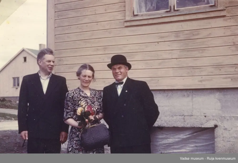 Søsknene Erling Olsen, Lilly Simonsen og Olav Olsen foran huset i Amtmannsgata 10 i Vadsø. 1950 tallet.