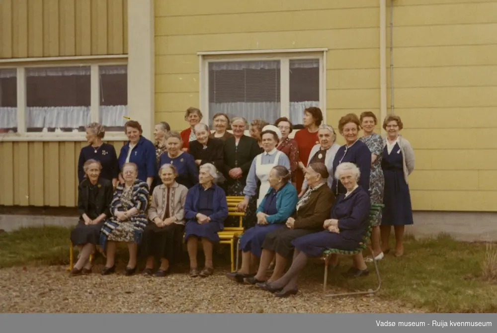 Gruppebilde foran eldrehjemmet Alders hvile i Vadsø. Antakelig fotografert på 1960-70 tallet. Lengst til ventre står Lilly Simonsen.