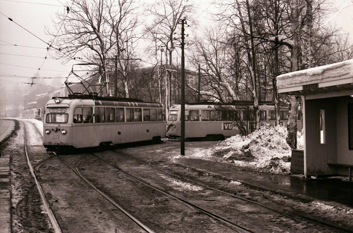 Oslo Sporveier, B1 187 og 190, B-tog. 9x, på Skøyen.