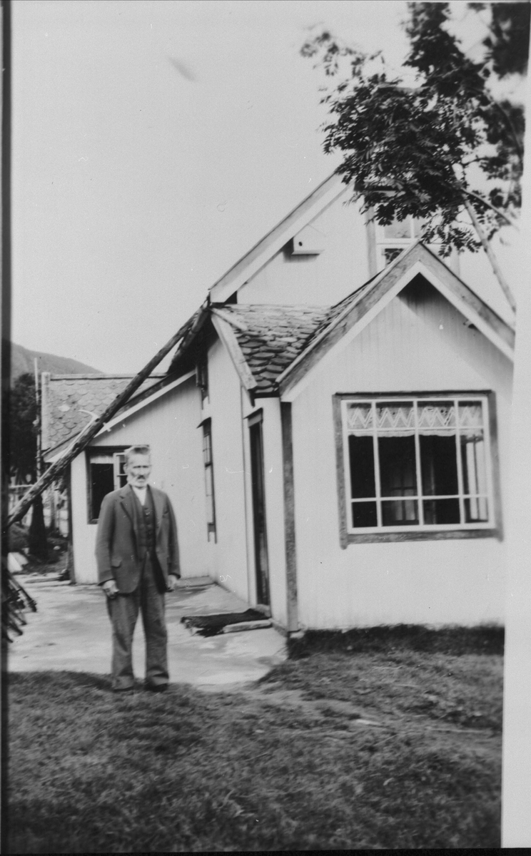 Jens Berteussen foran huset i Øra i Grovfjord.