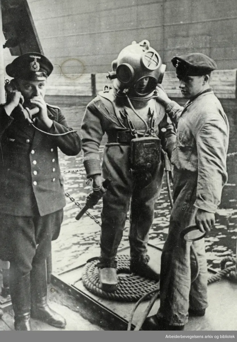 "Bei den tauchern unserer Kriegsmarine". Den tyske marinen. Forberedelser til dykking. Datert 27. Desember 1939. Arbeidermagasinets fotoarkiv