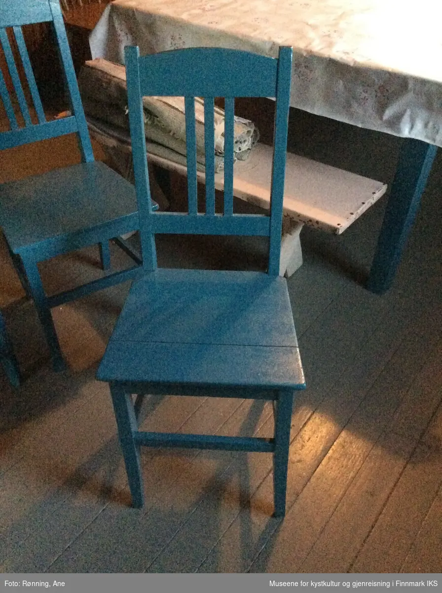Gruppe av fire, blå lakkerte kjøkkenstoler av tre.