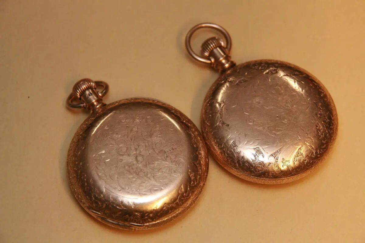 Pocket watches in gold, with engraving.