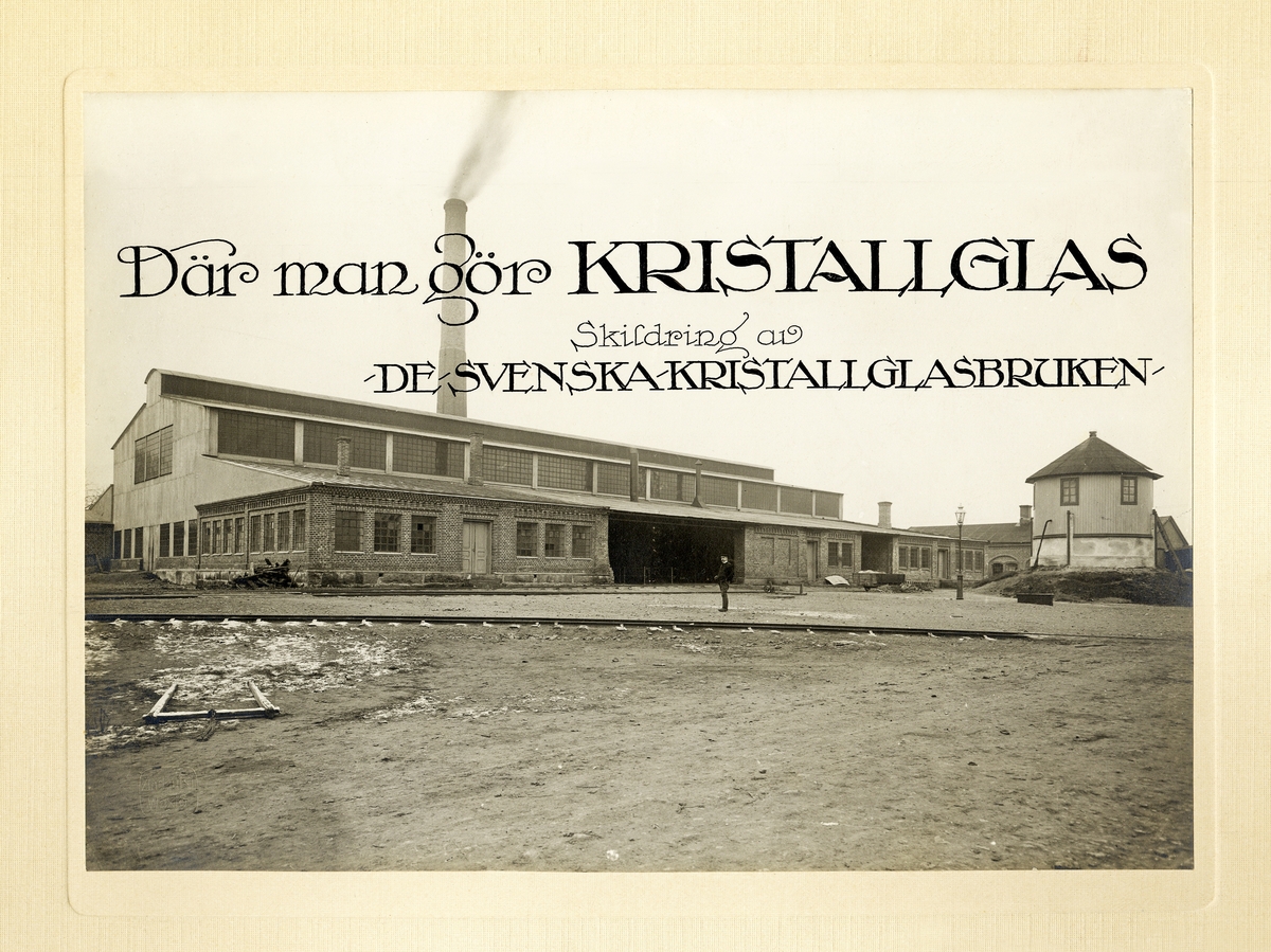 Kosta glasbruk, foto med rubriktext, ca 1920-1925:
"Där man gör Kristallglas, skildring av de svenska kristallglasbruken".
