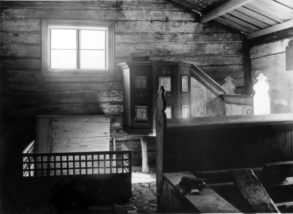 Interiör Barsta kapell, före restaureringen 1936. 
