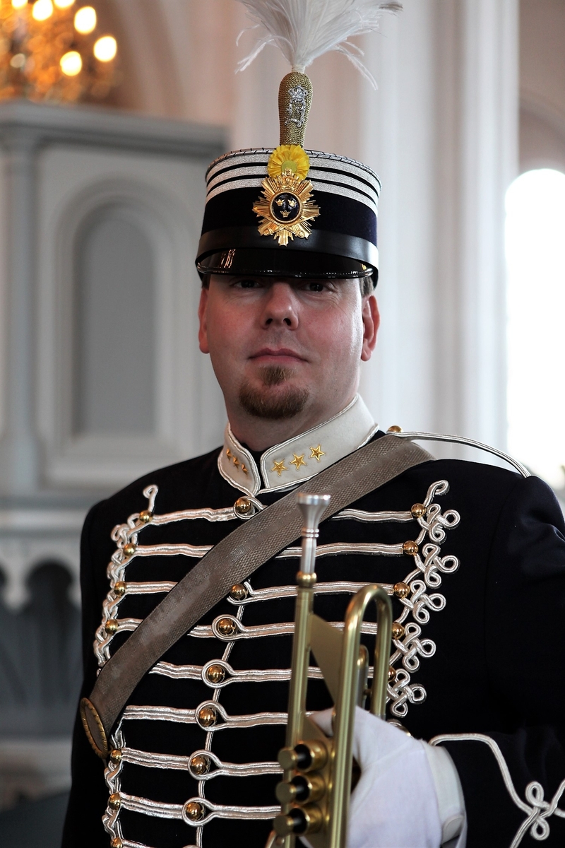 Patrik Karlsson, trumpetare i Hemvärnets musikkår Skaraborg, iförd uniform m/ä från Livregementets husarer i Fästningskyrkan i Karlsborg 2009-07-10.