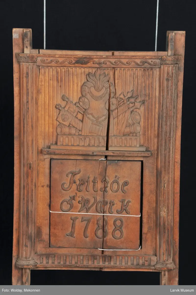 Bølgebord, krigssymboler over tekst; Fritzöe "hannsymbol" Wærk 1788