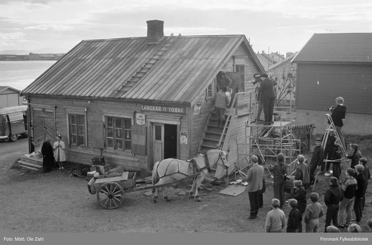 Dette bildet er tatt ved Johan Joki sin butikk. På loftet her bodde familien som var med i filmen Brent jord (1969). 