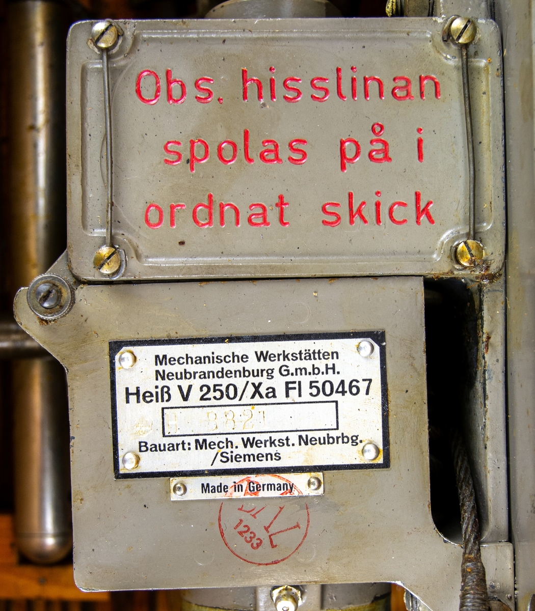 Hissdon B3. förvarad i grönmålad trälåda med tillbehör. Tillverkad av Bauart. Mech. Werkst. Neubrgs. Siemens Tyskland.
Lådan är utanpå märkt II 8821.