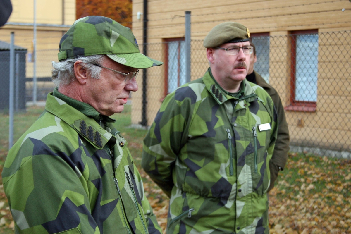 H M Konungen och Rikshemvärnschefens inspektion av Hemvärnet i Skaraborg 2007-10-27.  H M Konungen och rikshvch Roland Ekenberg.