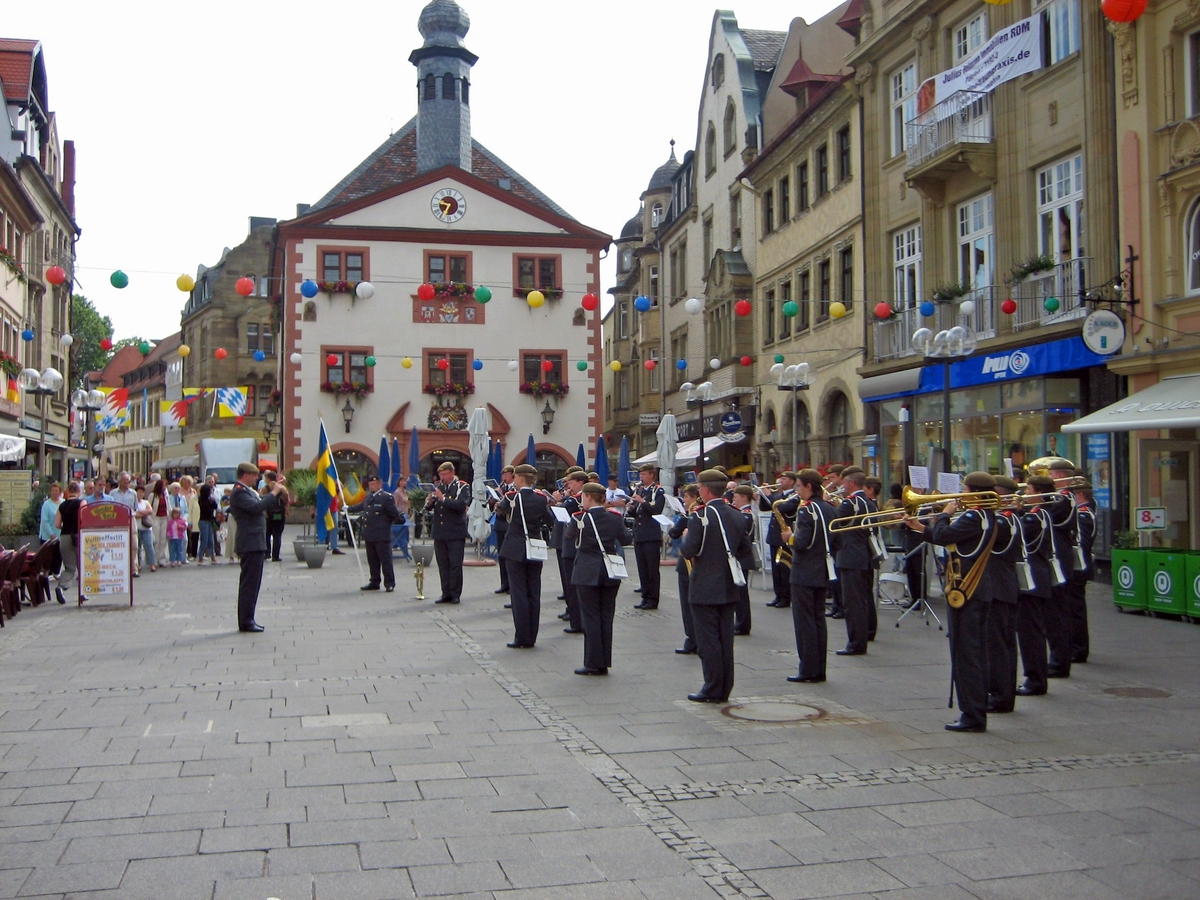 Hemvärnsmusikkåren i Skaraborg spelar i Bad Kissingen, Tyskland, 2006-06-23